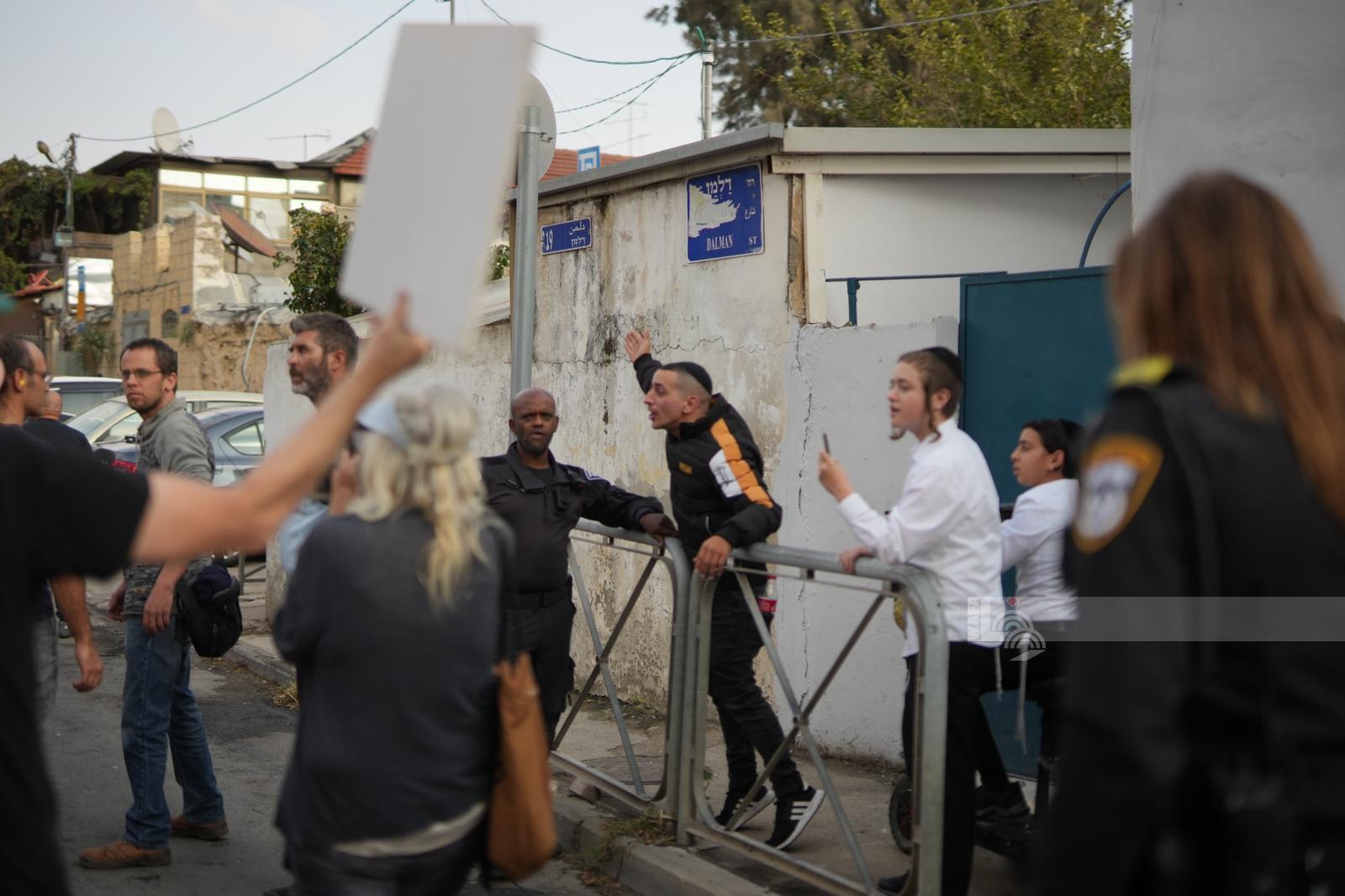 مستوطنون يعتدون على الوقفة الأسبوعية لأهالي حي الشيخ جراح بمدينة القدس المحتلة (تصوير: وفا)